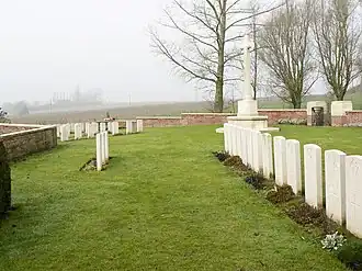 Overzicht met Cross of Sacrifice