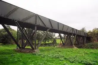 De kanaalbrug met rechts nog een oud deel gebouwd van natuursteen
