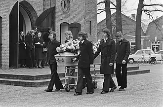 Met een rijdende baar begeleiden kistdragers de omgebrachte soldaat Leo Bulter naar zijn laatste rustplaats. Treinkaping bij Wijster (9 dec 1975)