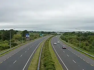Een blik naar het westen langs de N19, vanaf een voetgangersbrug