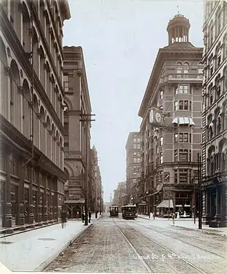 Aan de linkerzijde na de kruising het pand van Scruggs, Vandervoort & Barney