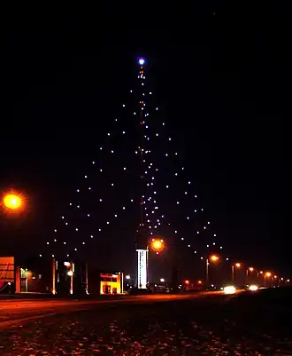 De zendmast van Lopik wordt verlicht in de kerstperiode.