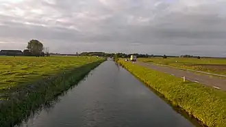 Lopster Wijmers en N996, op de achtergrond Loppersum