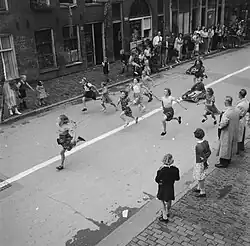 Lorriewedstrijden op Oostenburg, 11 juli 1951; fotograaf, J.D. Noske
