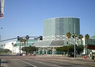 Het Los Angeles Convention Center, 1201 South Figueroa Street. Op de foto deel van de Convention Center Annex, naar plannen van de architect James Ingo Freed
