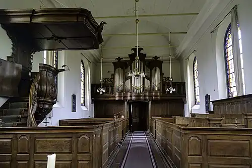 Interieur met links de kansel en rechts het kerkorgel