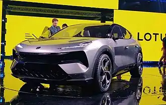 Een grijze Lotus Eletre vanaf de voorzijde