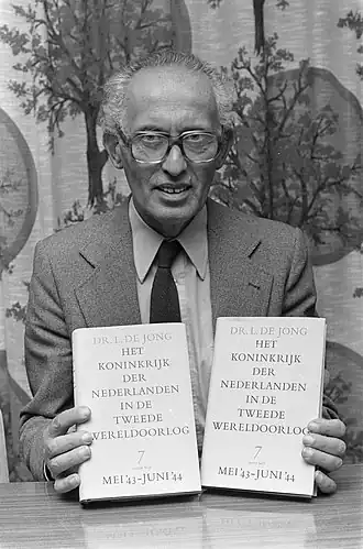 Loe de Jong tijdens de presentatie van het boek Het Koninkrijk der Nederlanden in de Tweede Wereldoorlog, Deel 7 (1976)