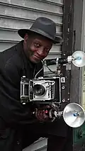 Louis Mendes in New York met zijn Speed Graphic camera