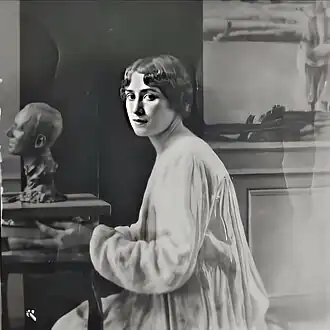 Louise Ochsé werkend aan de buste van Maurice Ravel