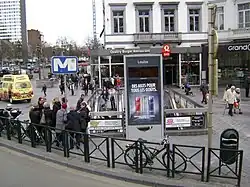 Ingang van het station op de Gulden Vlieslaan