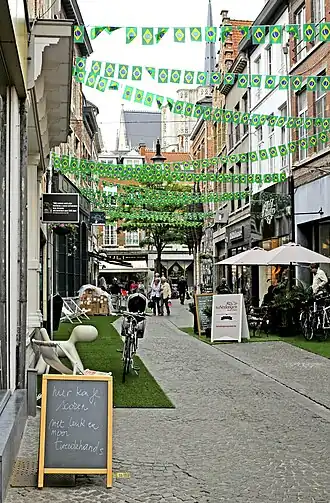 Autovrij eerste deel van de Mechelsestraat met op de achtergrond de Sint-Pieterskerk