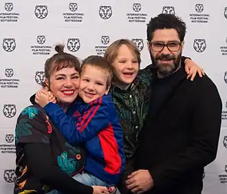 Leden van de cast met de regisseur op het Internationaal Film Festival Rotterdam