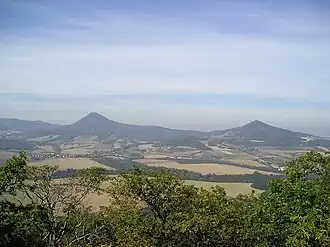 De Milešovka (links) en de Kletečná (rechts) vanaf de Lovoš