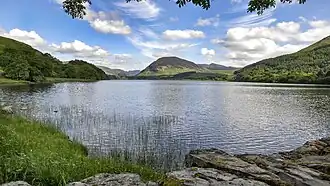 Loweswater met Fleetwith Pike centraal en rechts Mellbreak