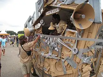 Het hele weekend door is veel straattheater te vinden op het terrein