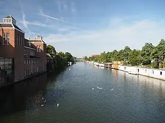 Het kanaal gezien vanaf brug 261 in westelijke richting. Links staat een voormalig schoolgebouw, later een moskee.