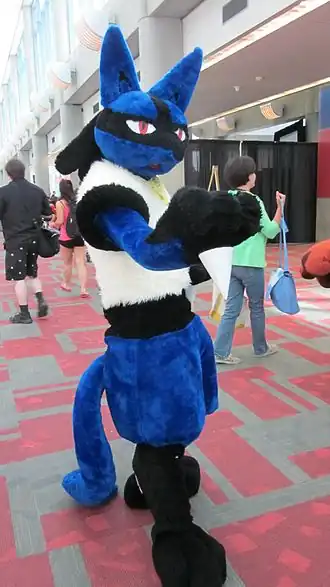 Iemand in een Lucario-pak