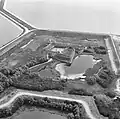 Luchtfoto (ca. 1977). De gracht tussen fort en zee is gedempt, maar deze is in 1979 weer uitgegraven.