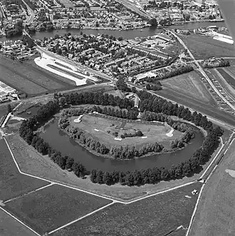 Fort bij Uithoorn vanuit de lucht gezien; 1977. Op de achtergrond Amstelhoek en Uithoorn