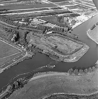 Fort aan de Liede vanuit de lucht gezien; 1977.