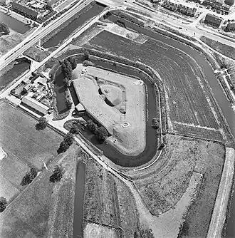 Fort bij Hoofddorp vanuit de lucht gezien; 1977.