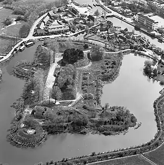 Fort Nieuwersluis met rechtsboven de Vecht