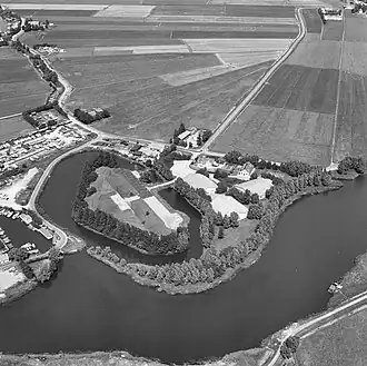 Fort bij Penningsveer vanuit de lucht gezien; 1977.
