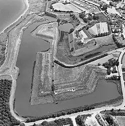 Luchtfoto westzijde van Veere met molen "De Koe" op een bastion