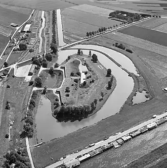 Fort bij Vijfhuizen vanuit de lucht gezien; 1977.