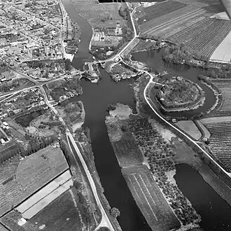 Het fort met links de inundatiesluizen