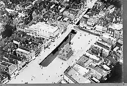 Luchtfoto van de waag tussen 1920 en 1940