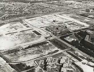 De Daalwijkdreef in het midden van links naar rechts (circa 1980)