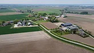 Luchtfoto van Blauwe Sluis in 2020, genomen van de zuidzijde kijkend in noordelijke richting ter hoogte van Zwaluwsepootweg 9. Bovenaan is het water van het nabije Hollands Diep zichtbaar, met rechts de kern van het dorp Lage Zwaluwe en links de Moerdijk bruggen.