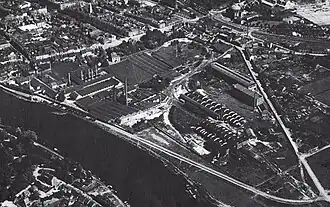 Het fabrieksterrein in 1935. Links de oudere gebouwen. Rechtsonder de uitbreiding van Wiebenga uit 1912-1913. Daarboven de uitbreiding van 1928