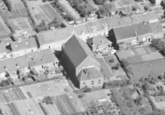 Een luchtfoto van de kerk, genomen vanuit zuidelijke richting, rond 1930.