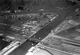 Luchtfoto van het Noordzeekanaal met de Hembrug in 1914