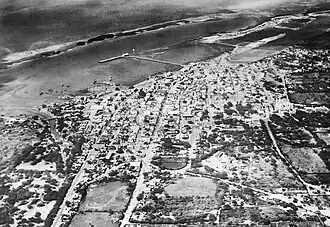 Luchtfoto van Oranjestad met rifeilanden in de Paardenbaai (ca. 1940-1945)