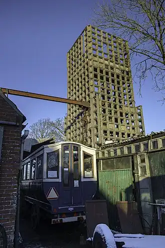 De luchtwachttoren. De schuur rechtsonder bevat raatbouwdelen van de vroegere bovenbouw van de toren.