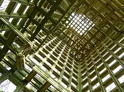 Binnenaanzicht van onderen voor de restauratie