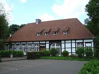 Woonhuis van de dekens bij deze kerk