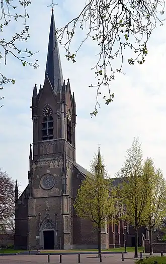 De ingang van de kerk