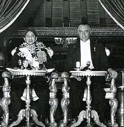 Hamengkubuwono VIII en gouverneur Lucien Adam