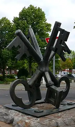 Sleutels als monument op de Ganzenmarkt, ter ere van een tot 1983 aanwezige Britse tankdivisie, die deze als een soort logo had