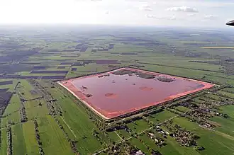 Depot van rode modder in Bützflethermoor