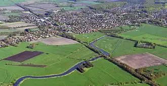 Luchtfoto van Himmelpforten, met van links boven naar rechts onder de spoorlijn