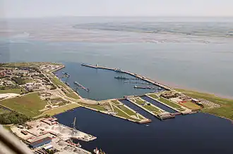 De zeesluizen met de marinehaven op de achtergrond