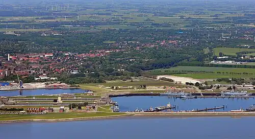 Links de zeesluizen en rechts de buitenhaven van de marine
