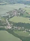 Gezicht op het dorp Miltitz vanuit de lucht. Op de voorgrond het spoorlijntje.