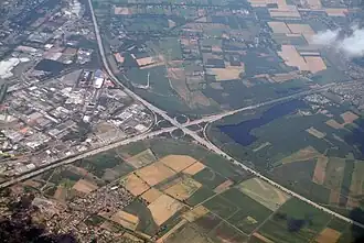 Het Bremer Kreuz ten oosten van Bremen. De A27 (van linksboven naar rechtsonder) kruist hier de A1. (2010)